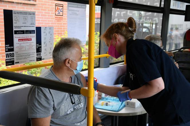 Szczepionkowy autobus kursuje po Wrocławiu