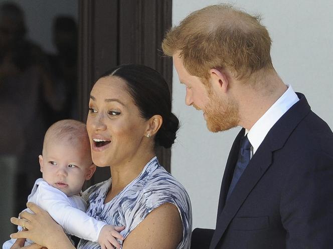 Książe Harry prawie łysy! Jego włosy znikają w oczach