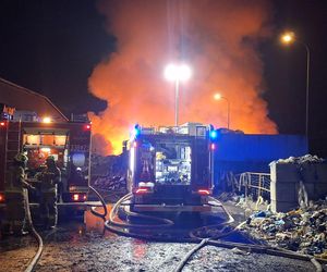 Strażacy walczyli z ogniem na składowisku odpadów w Bełżycach