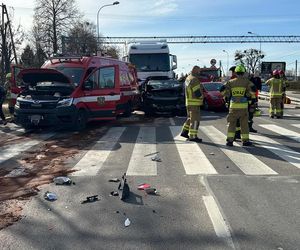 Ciężarówka zmiażdżyła cztery pojazdy. Sześć osób rannych, w tym dzieci. Lądował śmigłowiec LPR