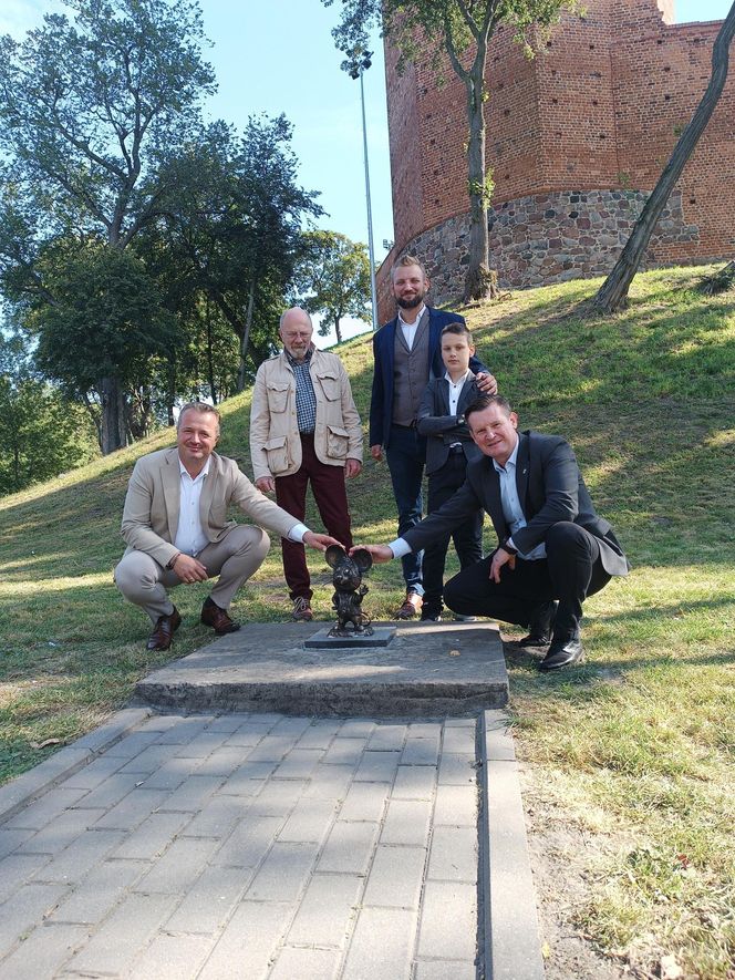 Teraz nie tylko Bydgoszcz ma swoje myszki. Pierwsza figurka uśmiechniętego gryzonia stanęła w Kruszwicy, pod Mysią Wieżą