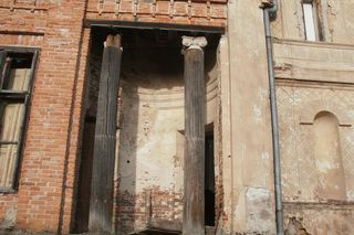 To najpiękniejszy taki dwór w Małopolsce. Kiedyś zamieniono go w ośrodek zdrowia