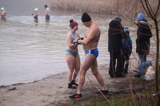 Zimna woda im niestraszna! Morsowanie w podbydgoskich Pieckach [ZDJĘCIA]