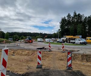 Przebudowywane na rondo skrzyżowanie DK51 z ulicą Wadąską oraz drogą do Osiedla Sterowców