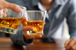 Wystarczy 5 lat picia alkoholu, by zniszczyć wątrobę. Zwróć uwagę na swój wiek i ilość trunków