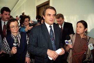 QUIZ. Pamiętasz lata 90.? To bez problemu ich rozpoznasz! W telewizji było ich pełno