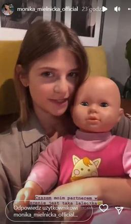 M jak miłość. Lilka (Monika Mielnicka) z lalką dziecka