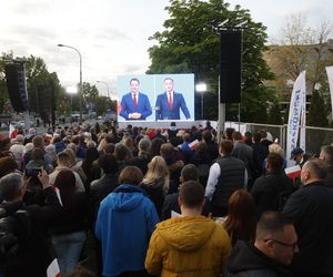Tłumy pod siedzibą TVP. Debatę Trzaskowski–Nawrocki oglądają na telebimie