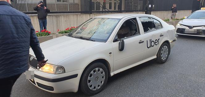 Protest taksówkarzy: Zdemolowany samochód Ubera
