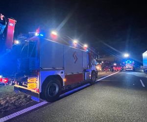 Śmiertelny wypadek na A1 pod Zgierzem. Zderzyły się trzy pojazdy, w tym dwa tiry [ZDJĘCIA].
