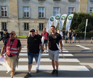 Paraliż w Katowicach. Rozpoczął się protest górników i hutników. Stal się hartuje, a rząd ją rujnuje