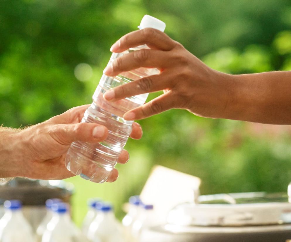 Surowa woda podobno uzdrawia. Lekarze są przerażeni nową modą