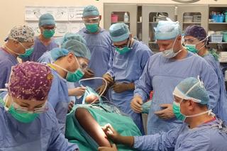 Lekarze usuwają guza z żuchwy 15-latce z Angoli