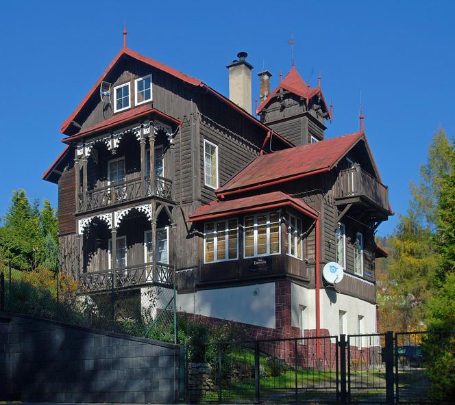 To jedna z najpiękniejszych willi w Małopolsce. Przed wojną było w niej kultowe sanatorium