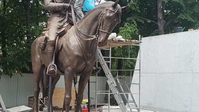 Trwa montaż pomnika marszałka Piłsudskiego