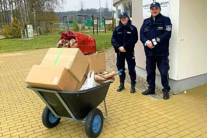 Policjanci z Mierzyna wsparli bezdomne zwierzęta. Uzbierali całą taczkę darów!