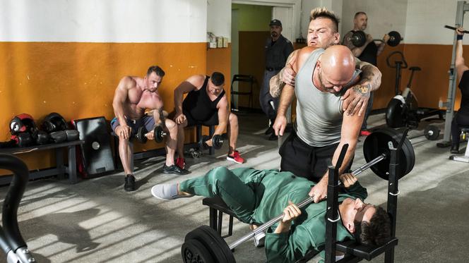 W rytmie serca 3 sezon, odcinek 34: Adam w więzieniu zaatakowany przez bandytę - ZWIASTUN