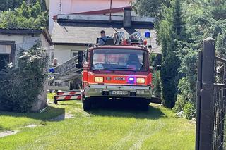 Koszmar w Łomiankach. Mężczyzna zmarł na dachu domu 