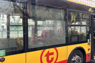 Dramat w centrum stolicy. Ktoś ostrzelał autobusy i tramwaj. Trwają poszukiwania sprawcy