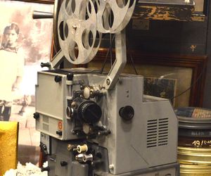 Projektor marki Elew do wyświetlania taśm filmowych 16 mm.