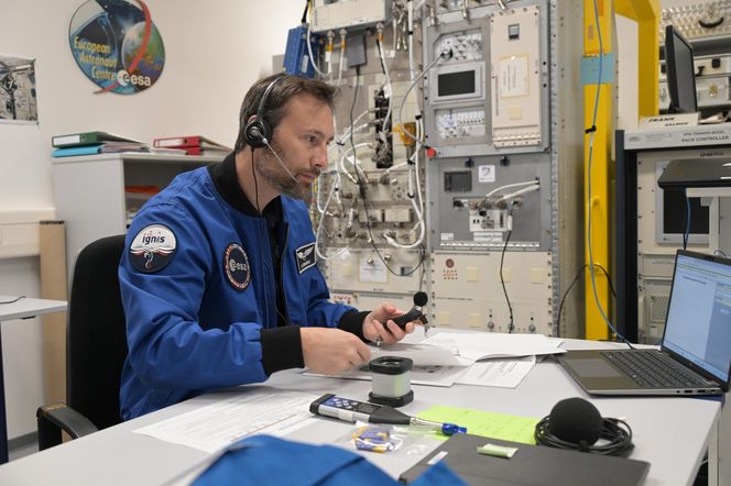 Sławosz Uznański-Wiśniewski z naszywką misji Ignis podczas szkolenia w Europejskim Centrum Astronautów ESA