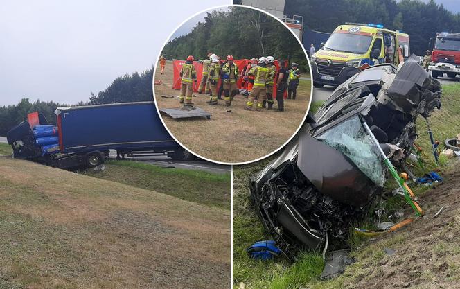 Śmiertelny wypadek pod Łowiczem. Czterech mężczyzn z busa zginęło w zderzeniu z tirem [ZDJĘCIA].