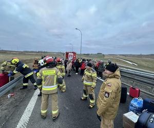 Autokar staranował barierki i spoczął w rowie. 65 pasażerów utknęło na autostradzie A4