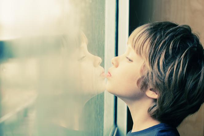 Autyzm atypowy - jakie objawy powinny zaniepokoić rodzica?