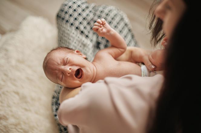 Płacz dziecka doprowadza cię do irytacji? Psycholog rodziców zdradza, jak radzić sobie z tymi trudnymi emocjami