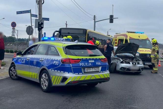 Zablokowane skrzyżowanie w Pyrzowicach. Samochód osobowy zderzył się z autobusem