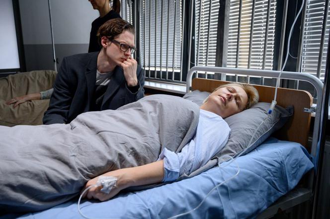 Na Wspólnej odcinek 2903, Maks (Adam Fidusiewicz), Ilona (Anna Samusionek)