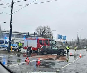 W centrum Bydgoszczy osobówka zderzyła się z autobusem miejskim. Policjanci wskazują sprawcę