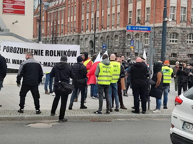 Protest rolników w Olsztynie. Nie zgadzają się importowi ukraińskiego zboża do Polski [ZDJĘCIA]