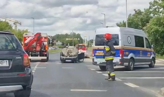 Poważny wypadek w Toruniu. Samochód wylądował na dachu