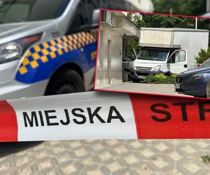 Auto wjechało w budynek sądu w Warszawie. Kierowca z impetem wyłamał szlaban