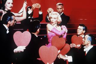 Kadr z filmu Mężczyźni wolą blondynki ze słynną piosenką Diamenty to najlepsi przyjaciele dziewczyny