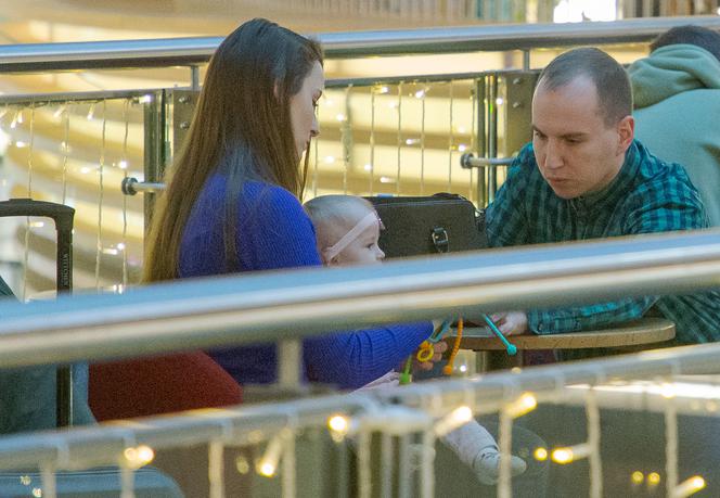 Minister Adam Andruszkiewicz z żoną i córeczką na świątecznych zakupach