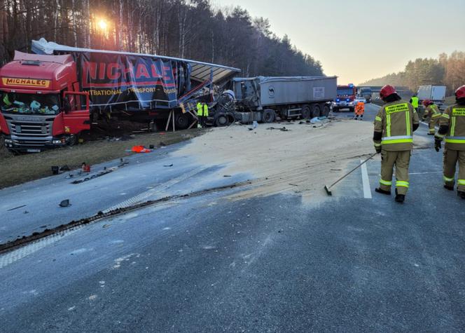 Chaos na odcinku A4. Wypadek, ranni. Droga na Wrocław zasypana ładunkiem i zablokowana! [AKTUALIZACJA]