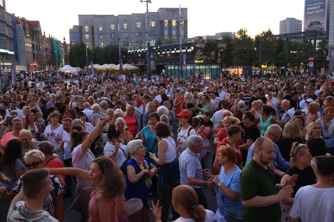 Potańcówka przed Teatrem Śląskim w Katowicach (09.08)