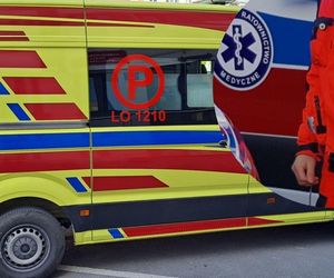 Chciał pożreć materac w karetce. Rowerzysta wpadł w furię