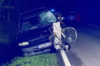 Wracał do domu, potrąciły go dwie osobówki. Zginął przygnieciony pod kołami auta