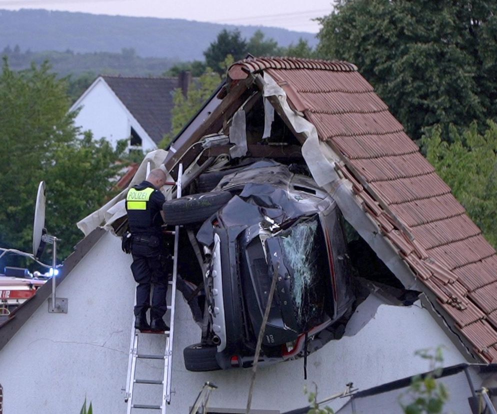Zmiótł żywopłot, wjechał do ogródka, spadł na trampolinę i wylądował na dachu stodoły! 