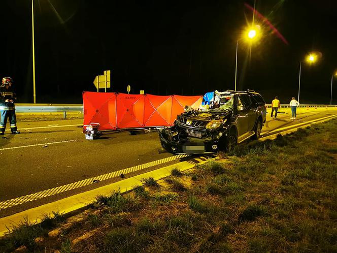Z całym impetem wjechał w tył ciężarówki. NIE ŻYJE pasażer. Nocna makabra na S5 pod Śmiglem