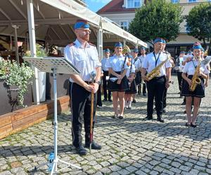 Policjanci świętowali na Rynku w Lesznie. Był uroczysty apel i piknik