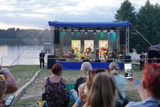 Szantowy koncert odbył się nad Dużym Jeziorakiem. Na plaży nie zabrakło atrakcji też dla dzieci