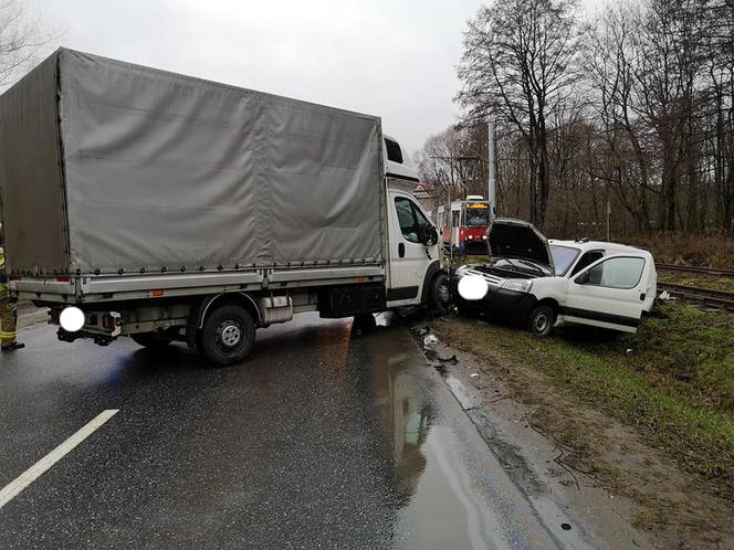 Zderzenie dostawczaka z osobówką na ul. Toruńskiej w Bydgoszczy! [ZDJĘCIA]