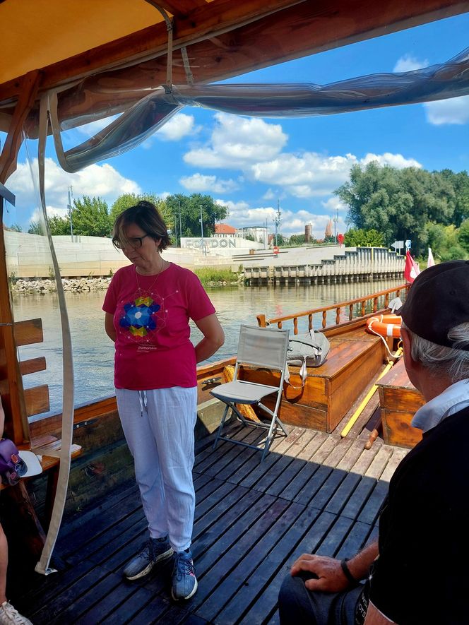 Wisła w Fordonie zaprasza turystów. Można popływać drewnianą łodzią i poczuć tę samą bryzę, co kiedyś flisacy