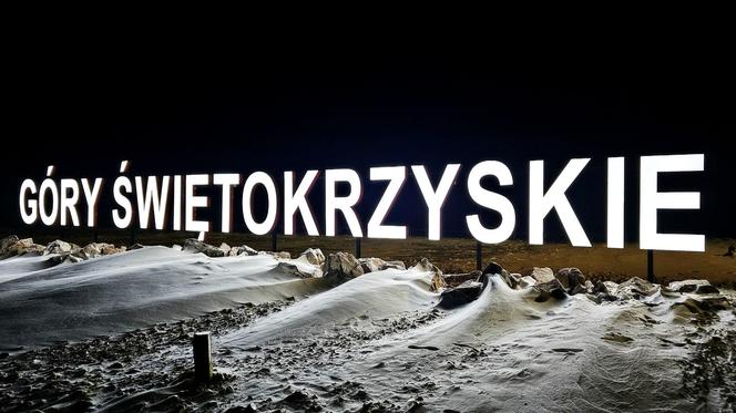 Napis "Góry Świętokrzyskie" w gminie Górno koło Kielc