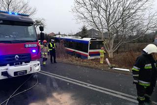 Groźny wypadek w podbydgoskim Niemczu. Autobus zderzył się z osobówką! [ZDJĘCIA]