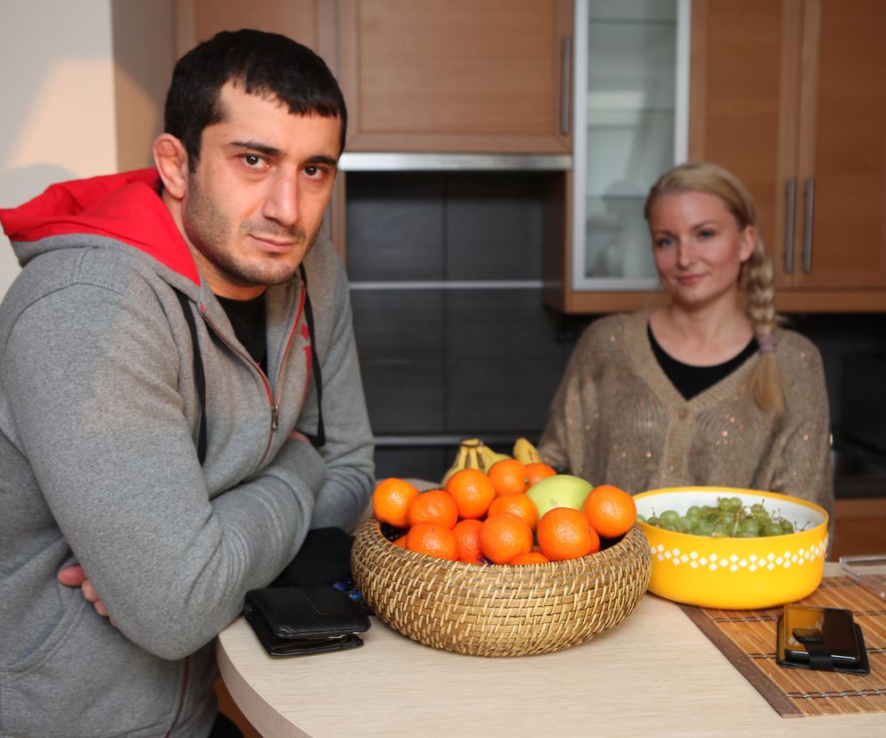 Mamed Khalidov z żoną w mieszkaniu